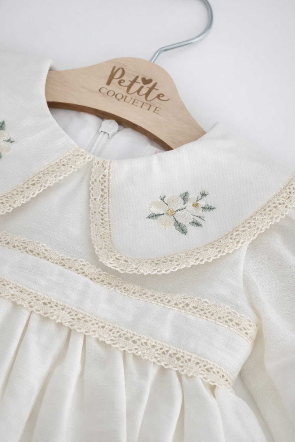 Rochiță de botez „Mimoza” pentru fetițe – brodată, elegantă