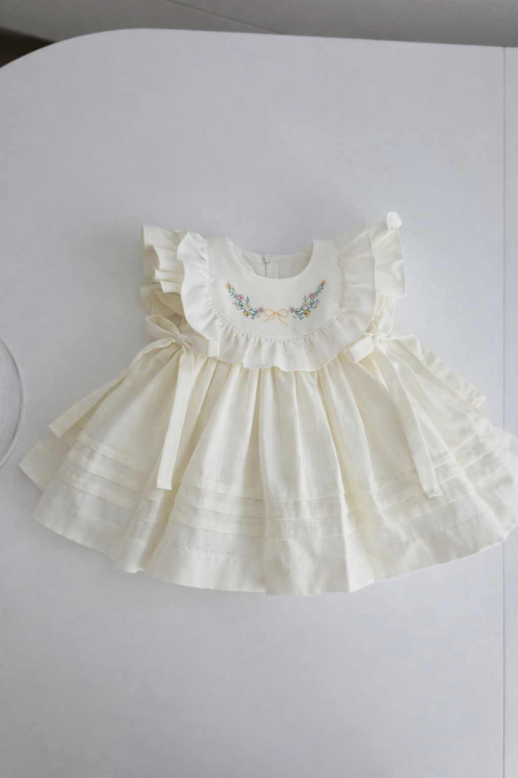 Rochiță delicată de botez pentru fetițe Dalia, ivory cu broderie florală și fundițe