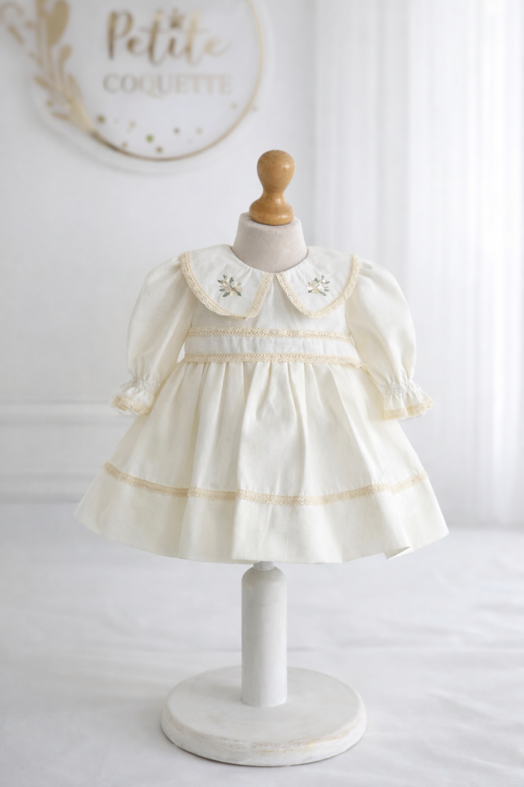 Rochiță de botez „Mimoza” pentru fetițe – brodată, elegantă