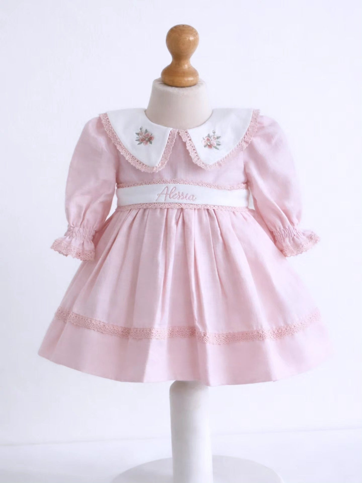 Rochiță de botez „Mimoza” pentru fetițe – brodată, elegantă