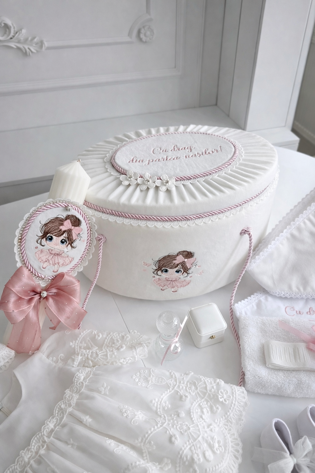 Set complet botez fetiță Poema – trusou elegant cu rochiță, lumânare și cufăr personalizat