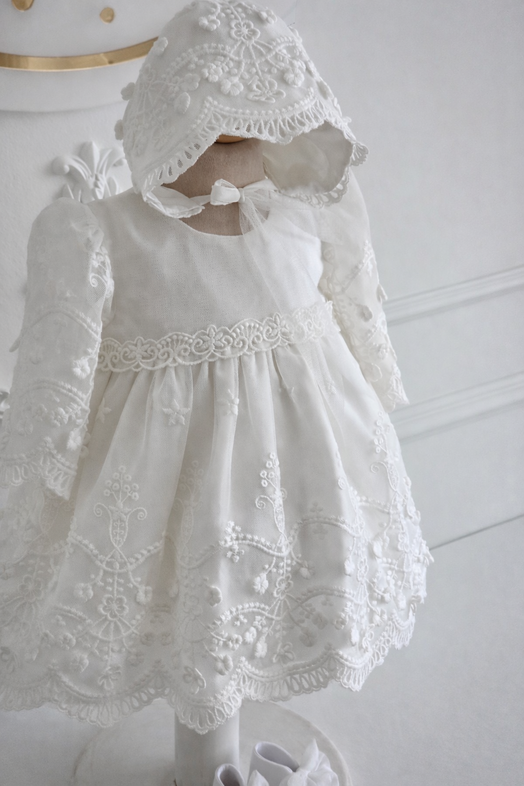 Set complet botez fetiță Poema – trusou elegant cu rochiță, lumânare și cufăr personalizat