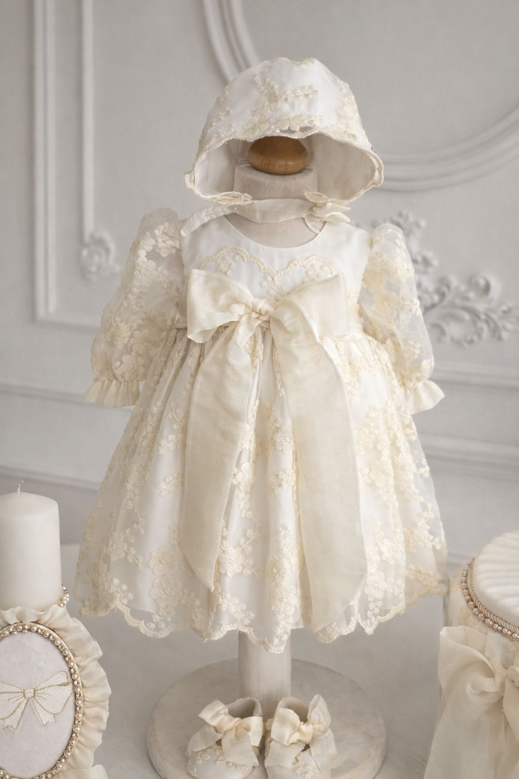 Set complet de botez fetițe Ophelia – trusou complet cu rochiță, lumânare și cufăr personalizat