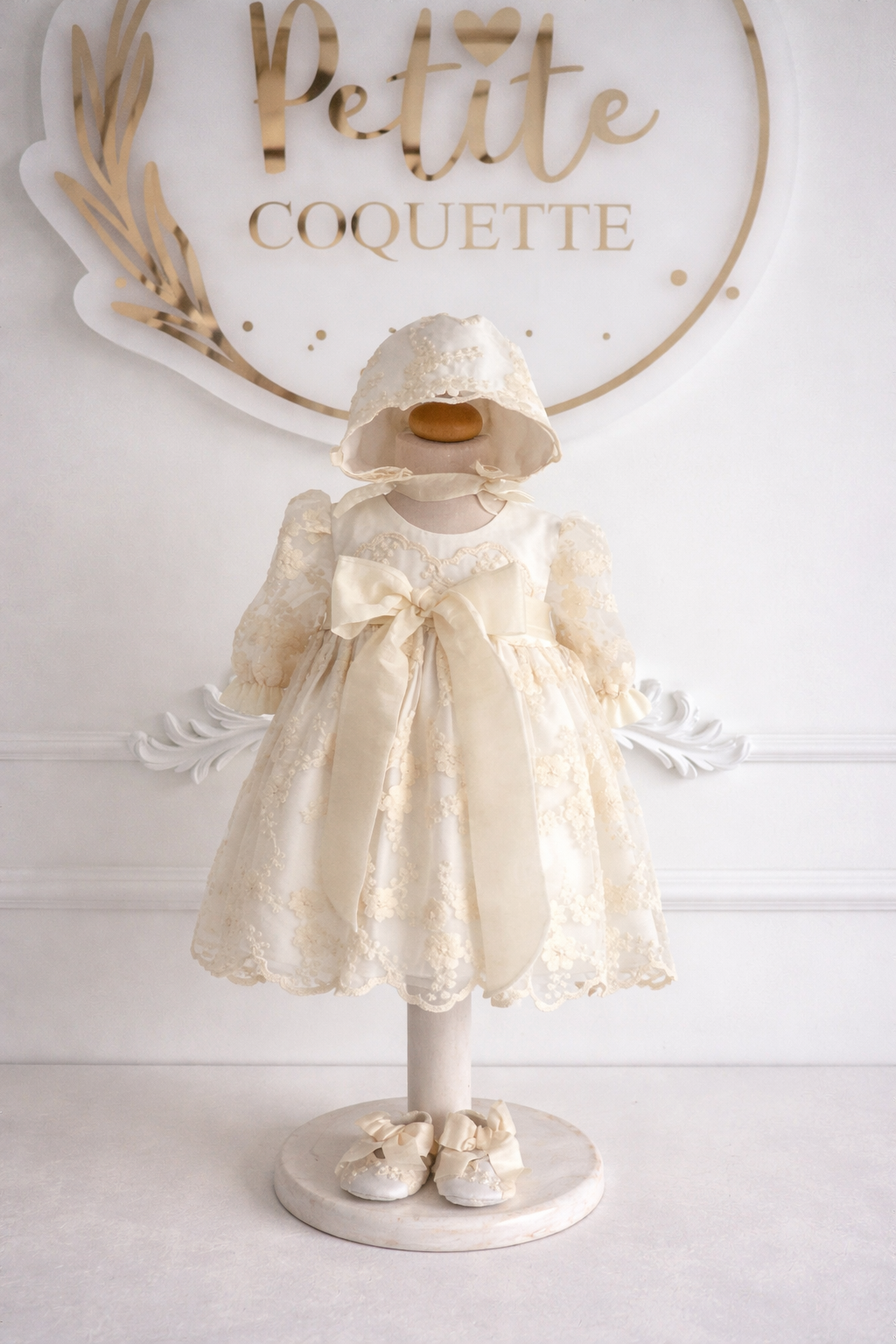 Set complet de botez fetițe Ophelia – trusou complet cu rochiță, lumânare și cufăr personalizat