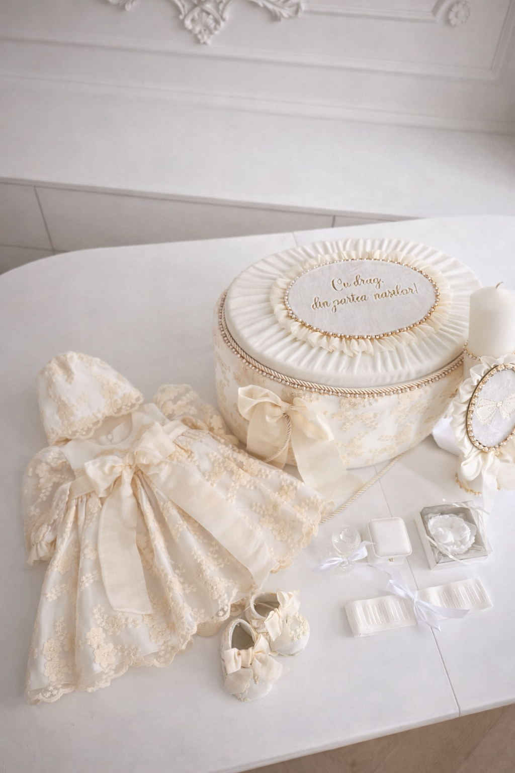 Set complet de botez fetițe Ophelia – trusou complet cu rochiță, lumânare și cufăr personalizat