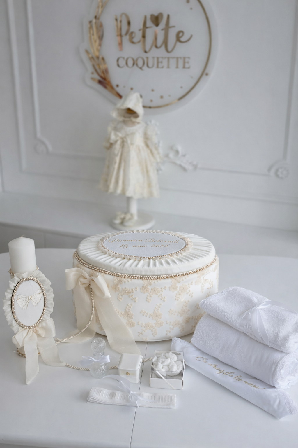 Set complet de botez fetițe Ophelia – trusou complet cu rochiță, lumânare și cufăr personalizat