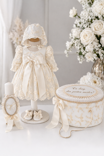 Set complet de botez fetițe Ophelia – trusou complet cu rochiță, lumânare și cufăr personalizat