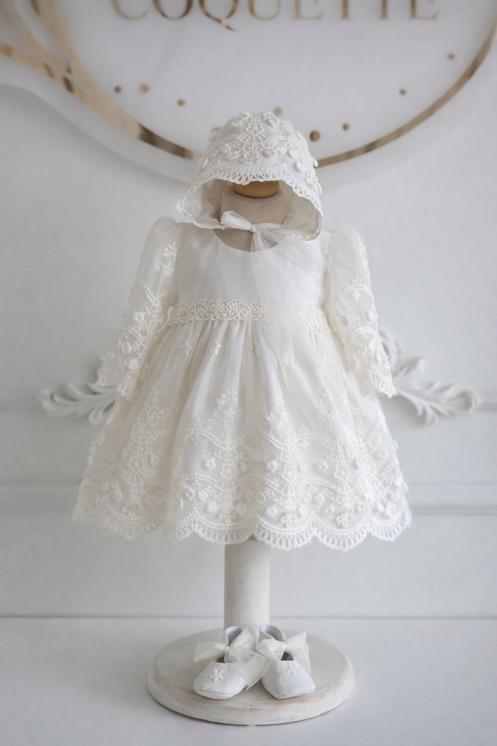 Rochiță botez fetiță Poema – rochie ivoire elegantă din dantelă cu aplicații 3D