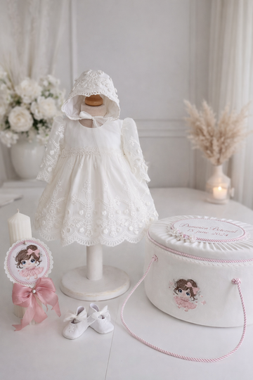Set complet botez fetiță Poema – trusou elegant cu rochiță, lumânare și cufăr personalizat