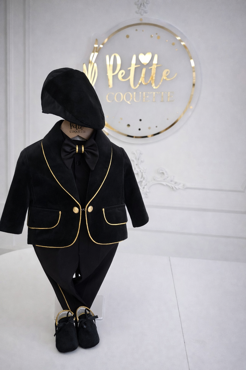 Costum elegant băieți pentru botez Fabian, cu sacou din catifea neagră și detalii aurii
