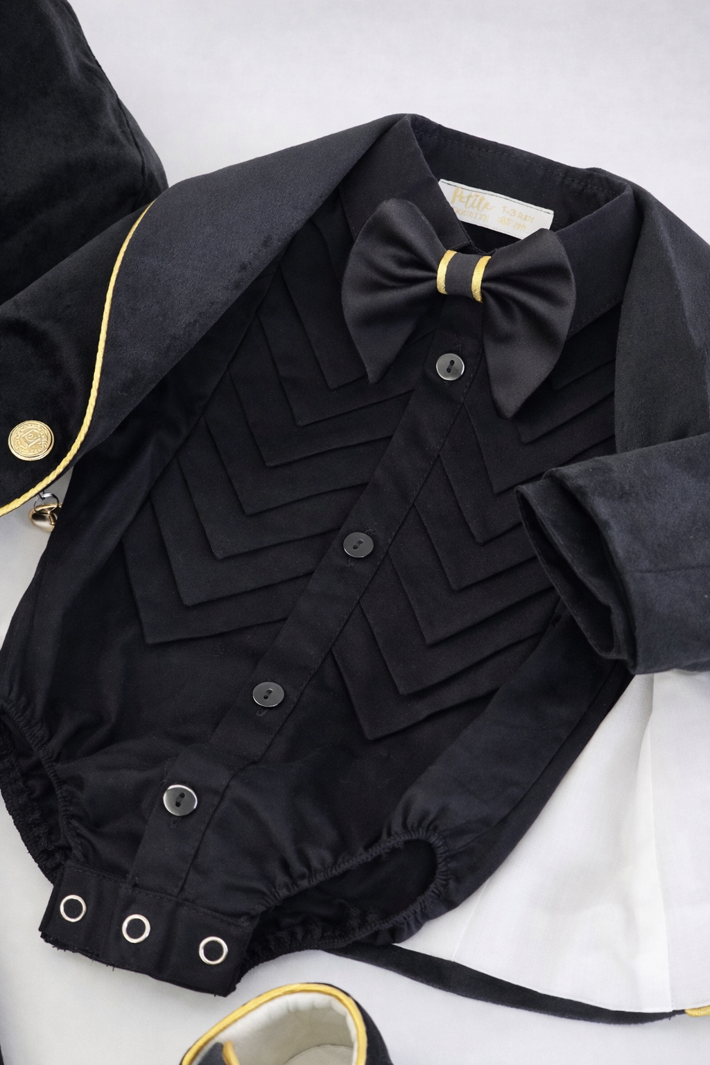 Costum elegant băieți pentru botez Fabian, cu sacou din catifea neagră și detalii aurii