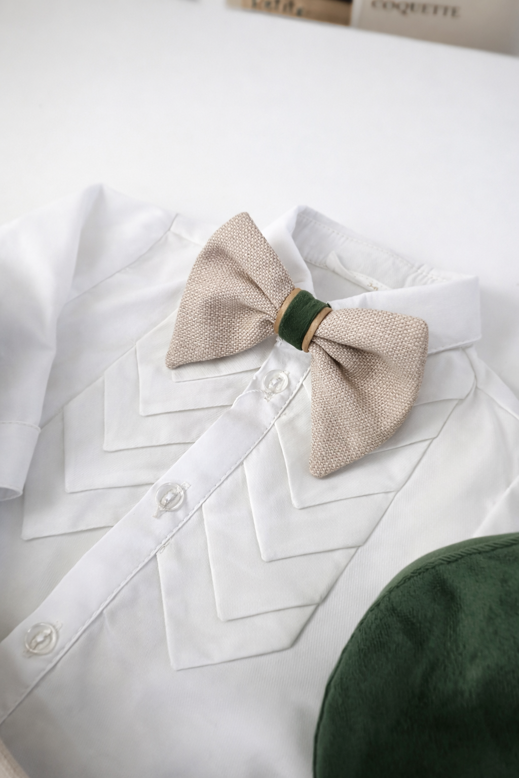 Costum elegant băieți pentru botez Fabian, cu sacou din catifea  și detalii bej