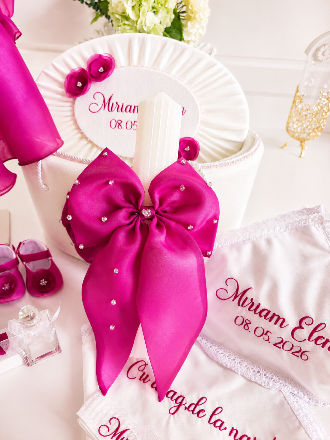 Set Complet Botez Fetiță Magenta Personalizat - Rosalie– Privet Collection | Rochiță, Trusou și Lumânare