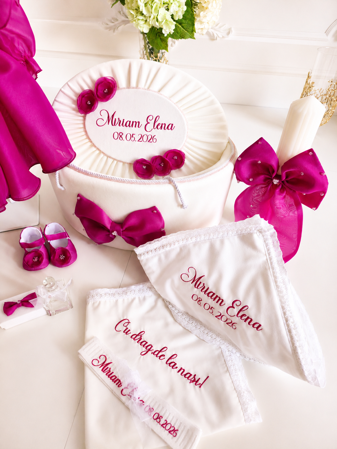 Set Complet Botez Fetiță Magenta Personalizat - Rosalie– Privet Collection | Rochiță, Trusou și Lumânare