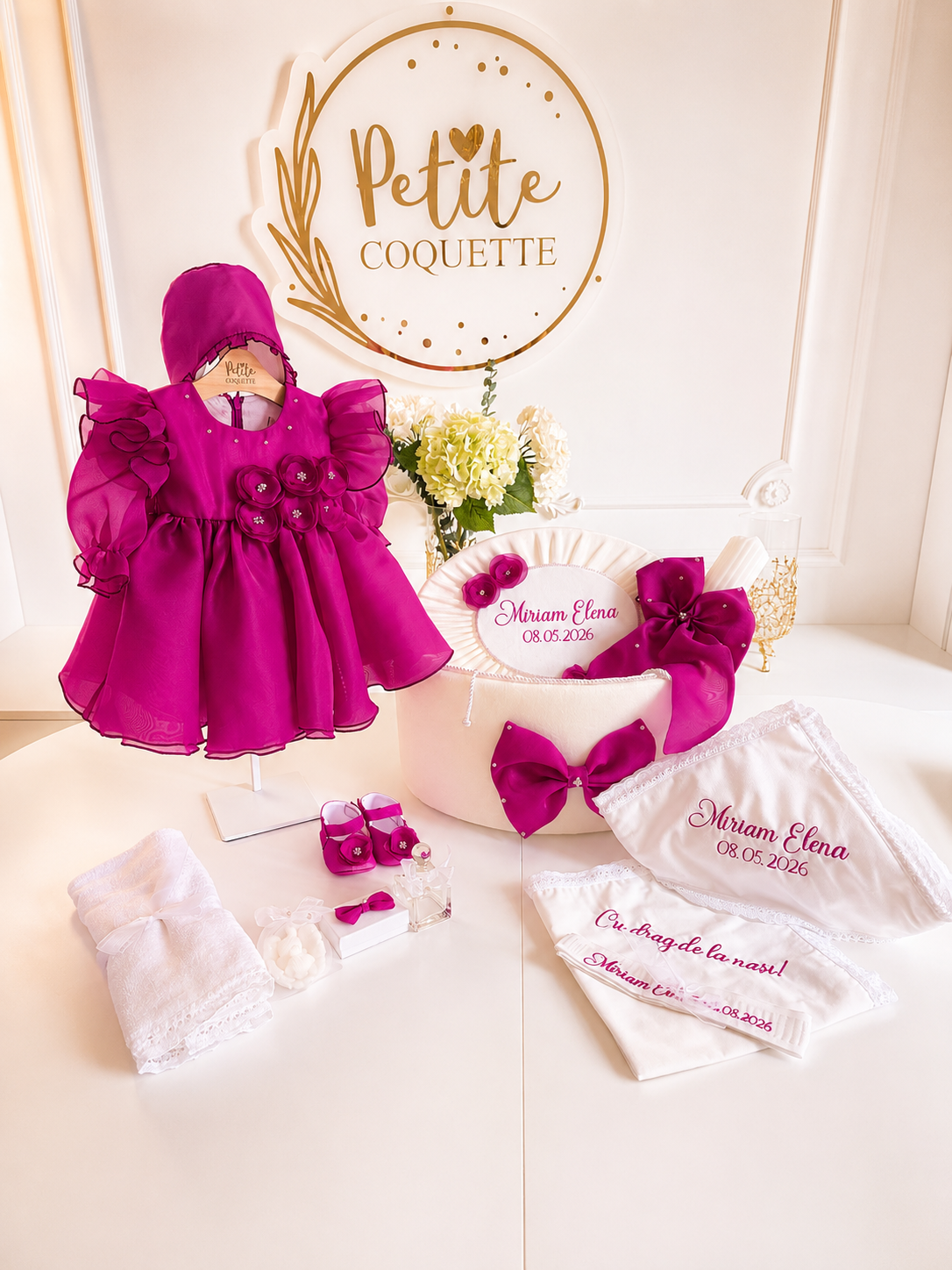 Set Complet Botez Fetiță Magenta Personalizat - Rosalie– Privet Collection | Rochiță, Trusou și Lumânare