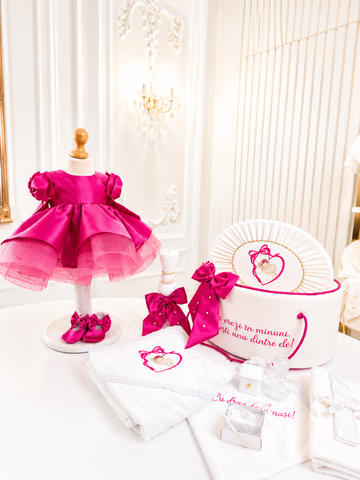 Set Complet Botez Fetiță Diva Fucsia – Rochiță, Trusou și Lumânare | Colecție Privată