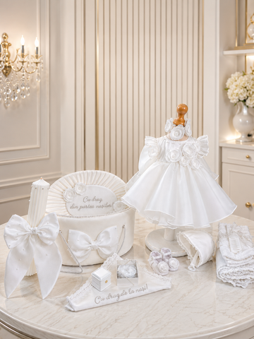 Set Complet Botez Fetiță Ivoire Personalizat - Rosalie– Privet Collection | Rochiță, Trusou și Lumânare