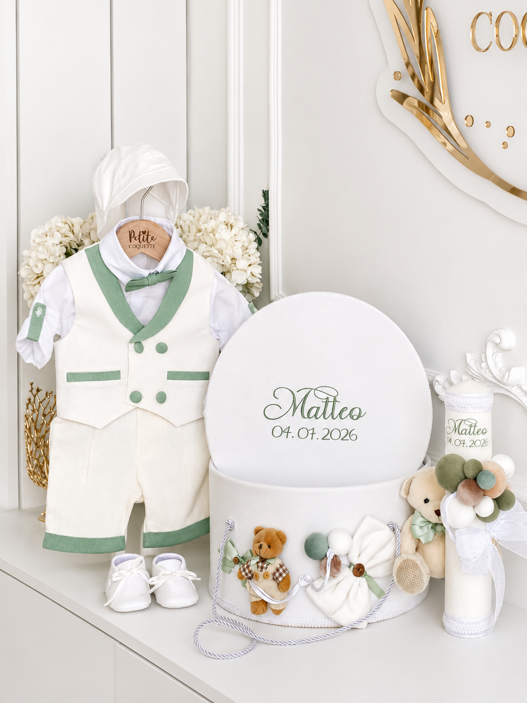Set Complet de Botez Henry pentru Băieți – Trusou, Lumânare și Costumaș din In Premium