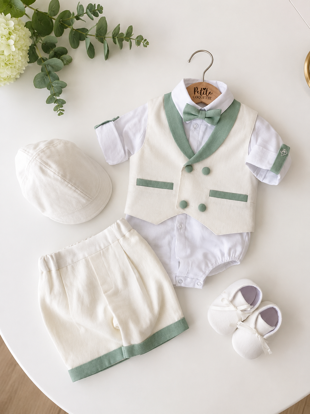 Set Complet de Botez Henry pentru Băieți – Trusou, Lumânare și Costumaș din In Premium