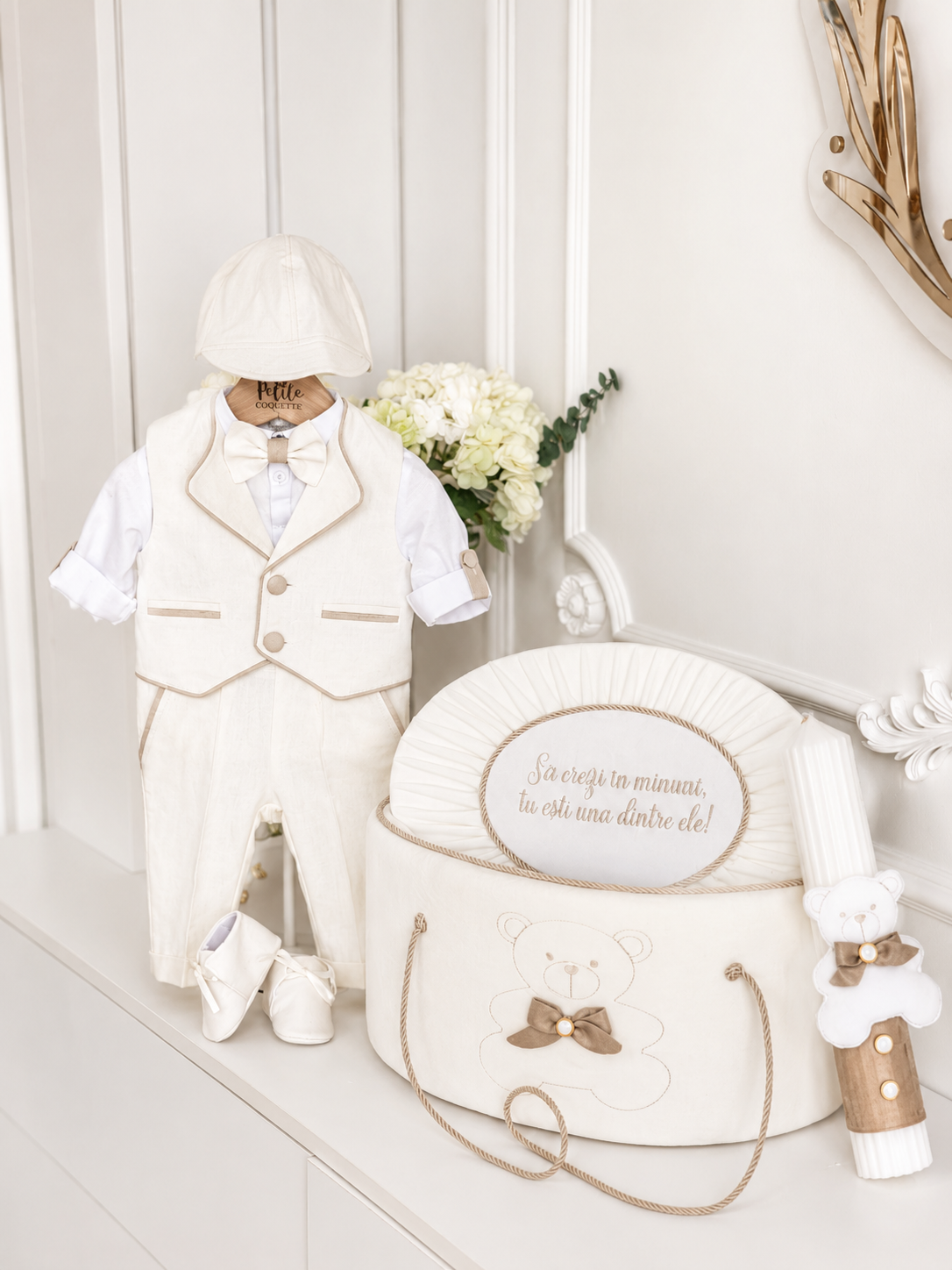 Set Botez Băiat Oscar Ivory – Costum Elegant din In, Trusou Personalizat și Lumânare
