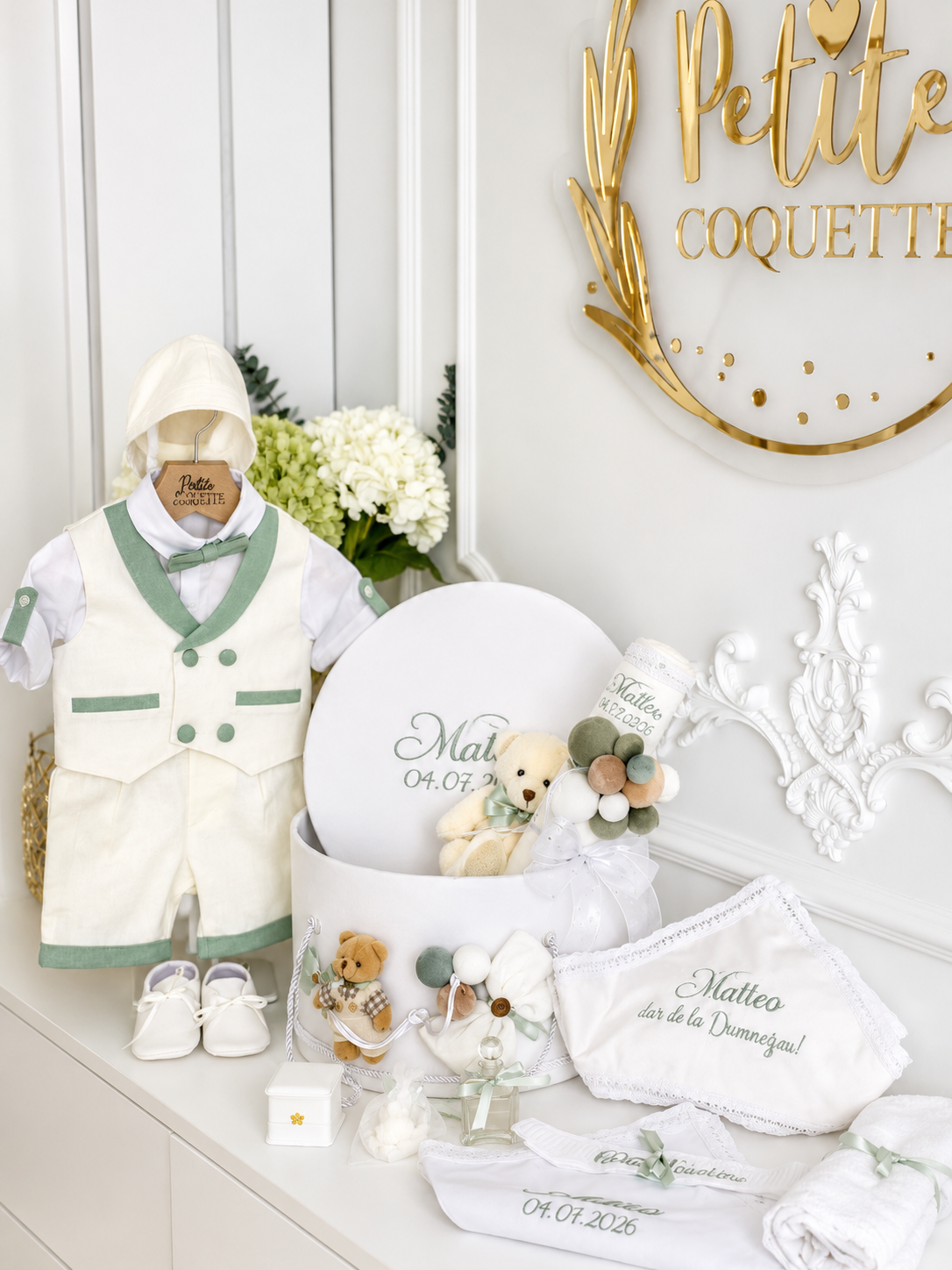 Set Complet de Botez Henry pentru Băieți – Trusou, Lumânare și Costumaș din In Premium