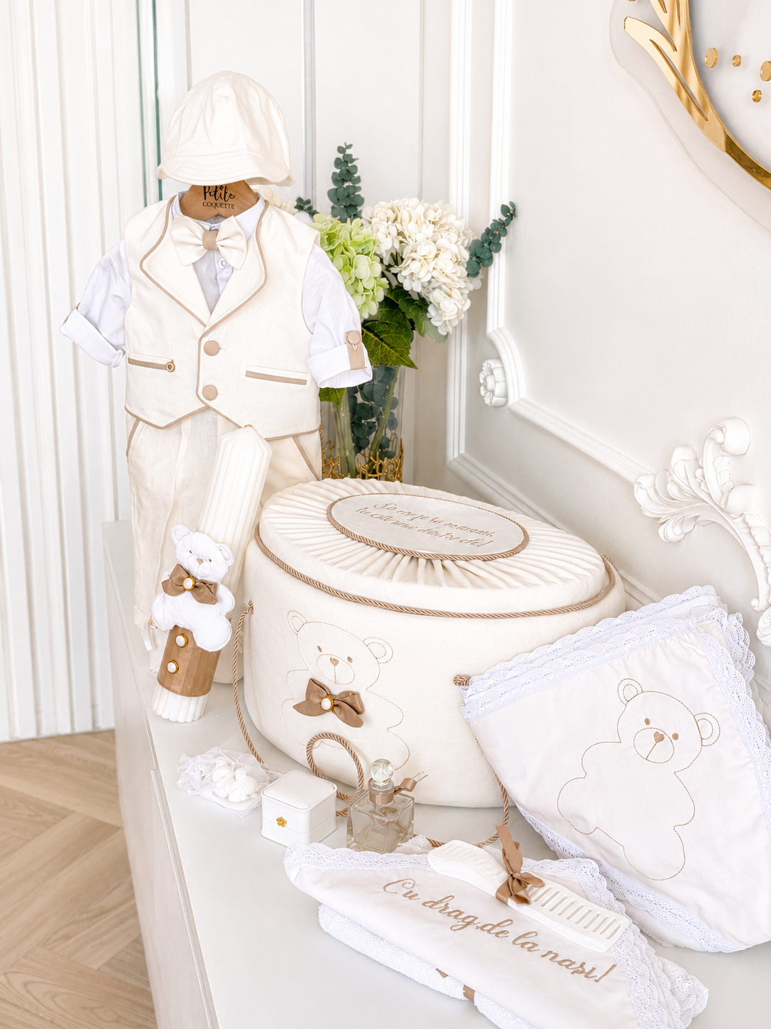 Set Botez Băiat Oscar Ivory – Costum Elegant din In, Trusou Personalizat și Lumânare