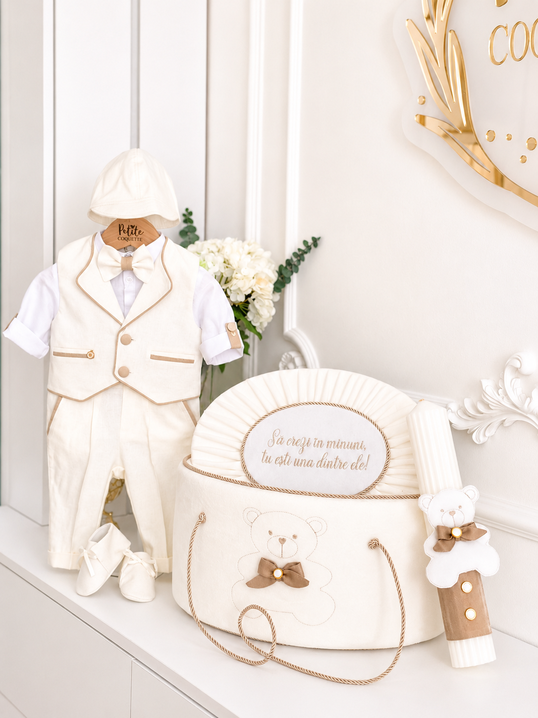 Set Botez Băiat Oscar Ivory – Costum Elegant din In, Trusou Personalizat și Lumânare