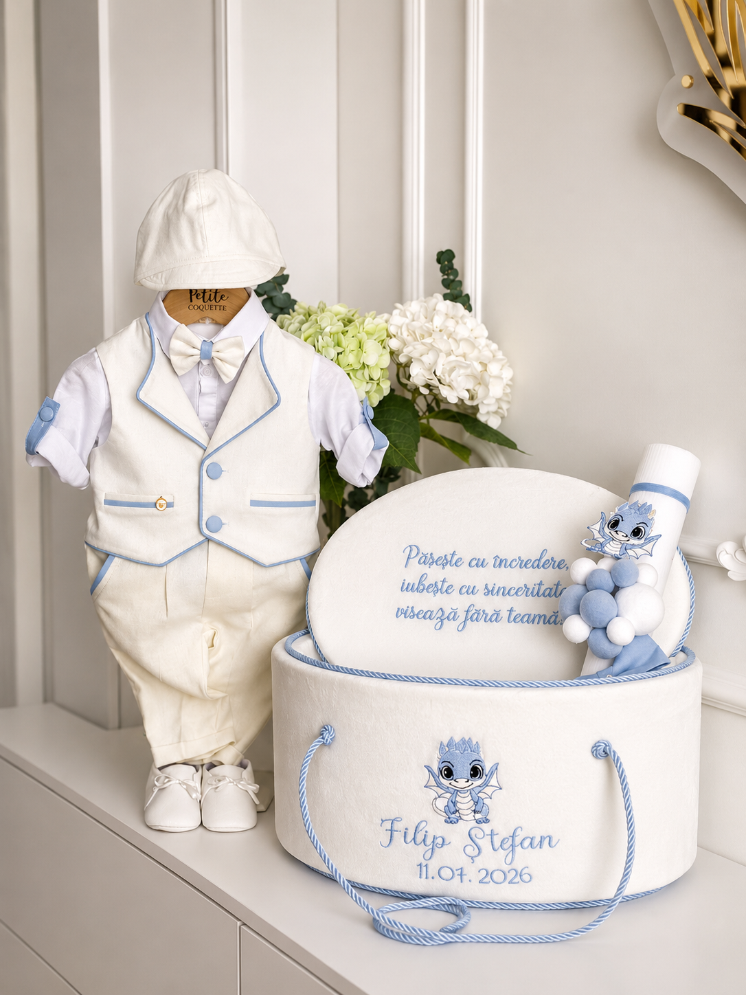 Set Botez Băiat Oscar ivoire/baby blue – Costum Elegant, Trusou Personalizat și Lumânare
