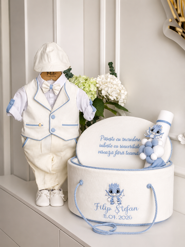 Set Botez Băiat Oscar ivoire/baby blue – Costum Elegant, Trusou Personalizat și Lumânare
