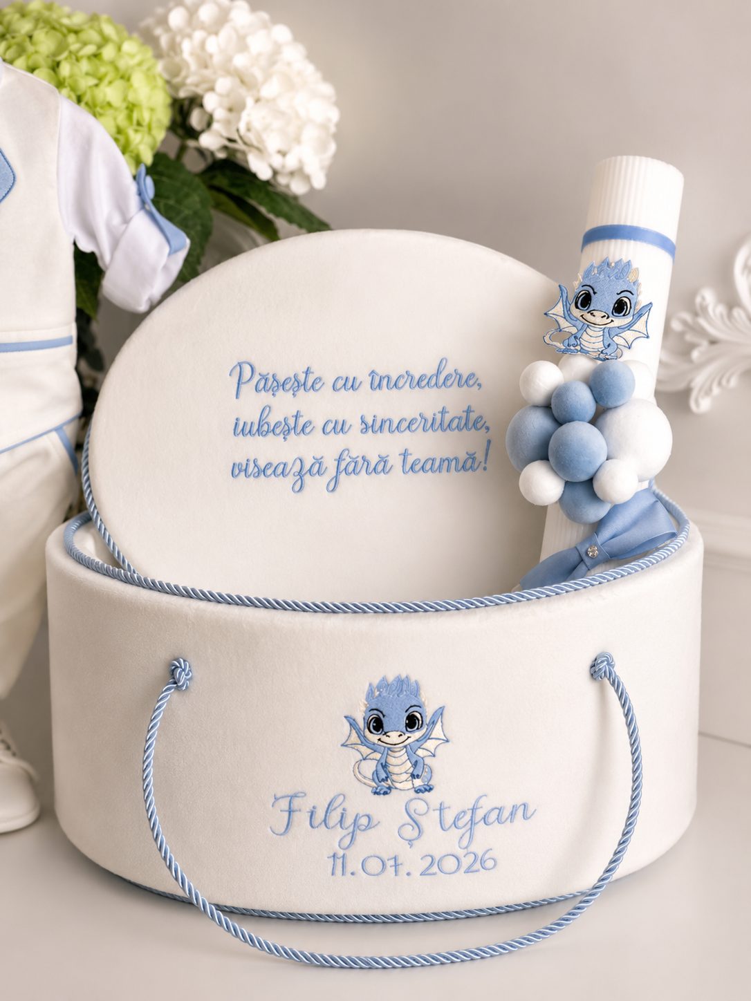 Set Botez Băiat Oscar ivoire/baby blue – Costum Elegant, Trusou Personalizat și Lumânare