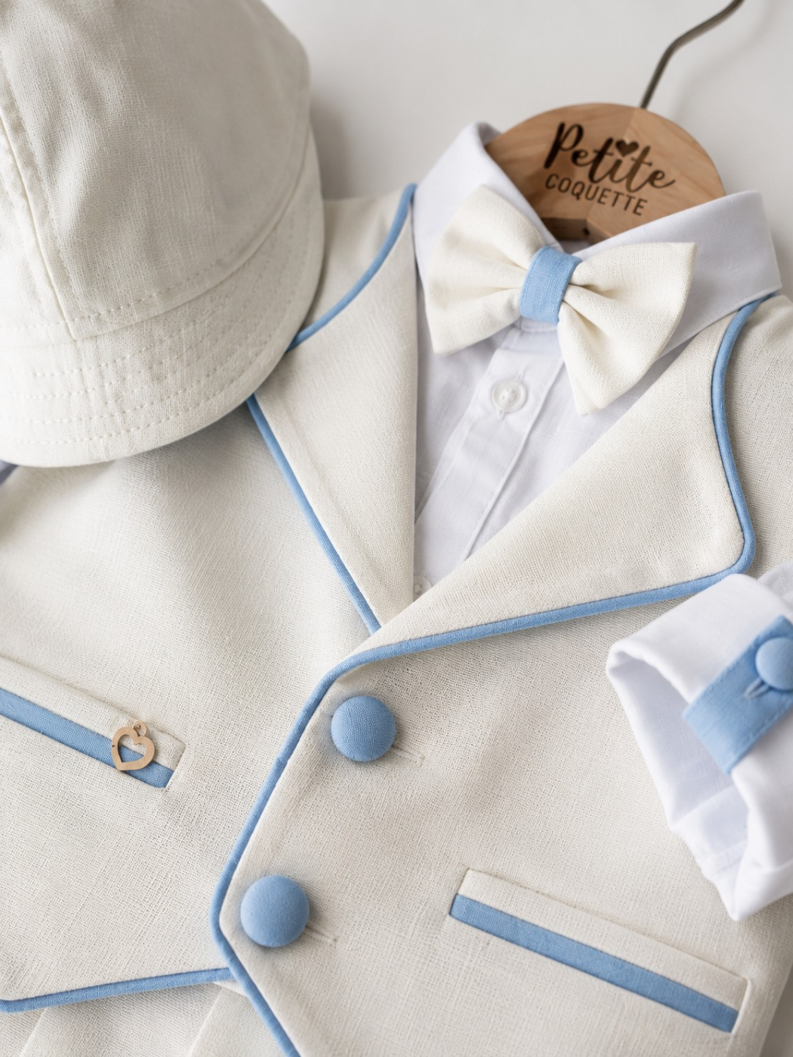 Set Botez Băiat Oscar ivoire/baby blue – Costum Elegant, Trusou Personalizat și Lumânare