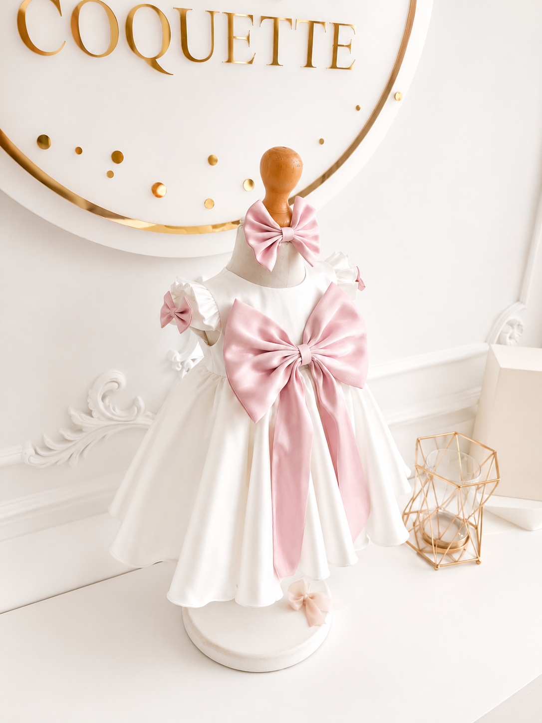 Rochița Alana – rochiță elegantă albă cu fundă roz pudrat