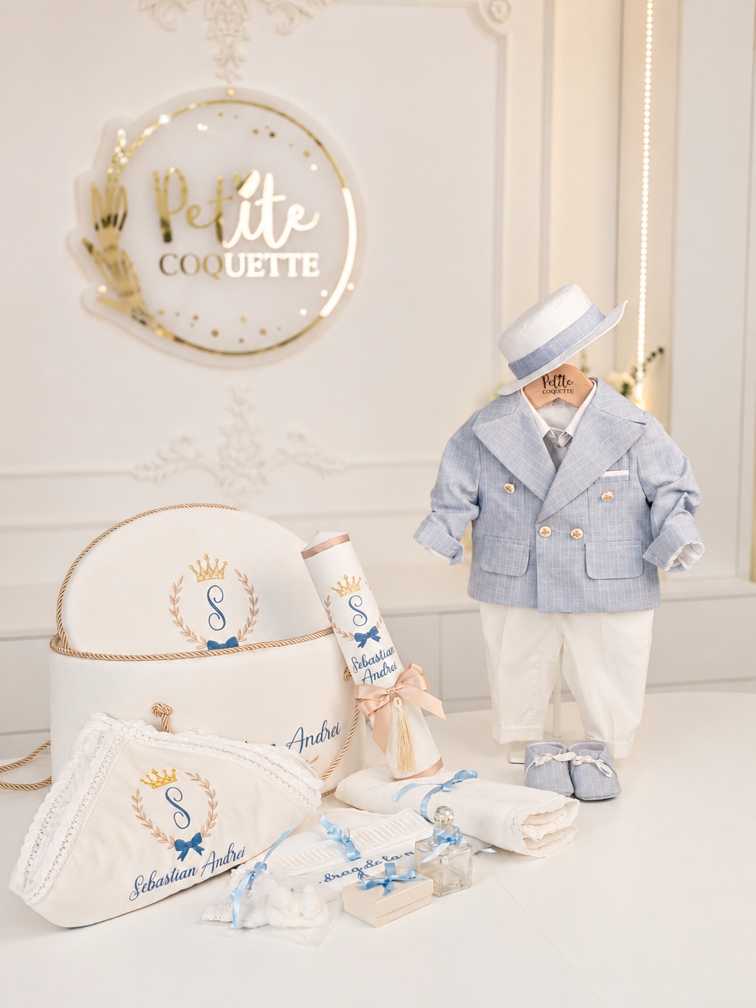 Set complet botez băiat Moretti  – costumaș, trusou și lumânare personalizată