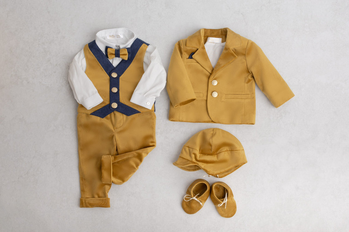 Set complet botez pentru băieți Classical Velvet Mustard :costumaș +trusou+lumânare
