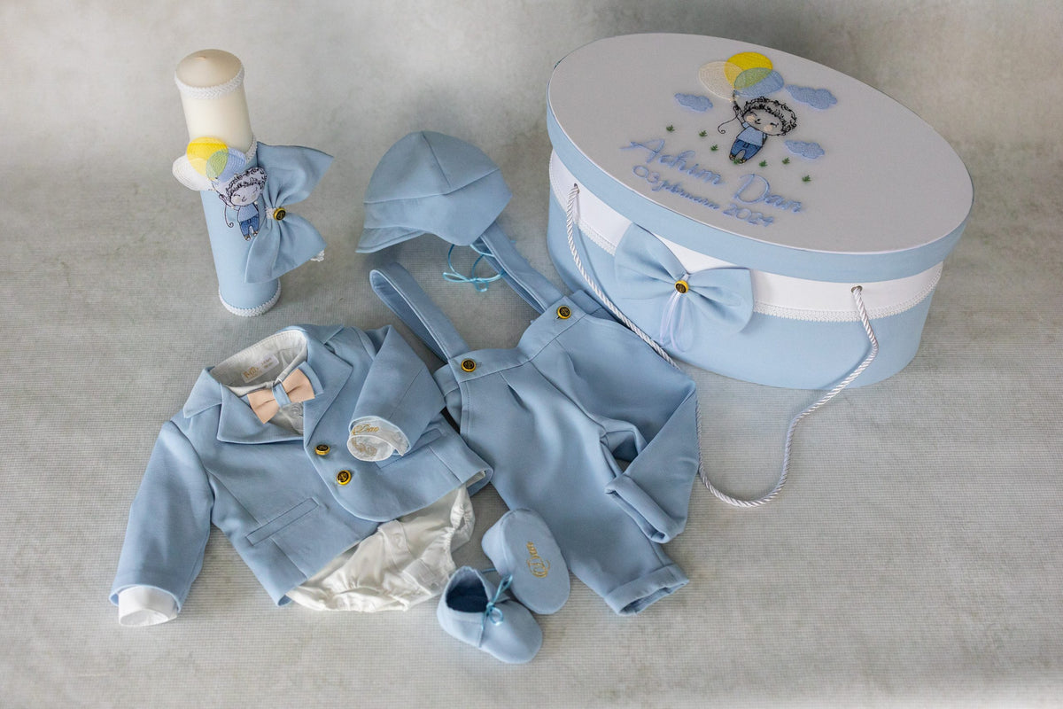 Set complet botez băieți Boy with Balloons Costum botez + Trusou + Lumanare