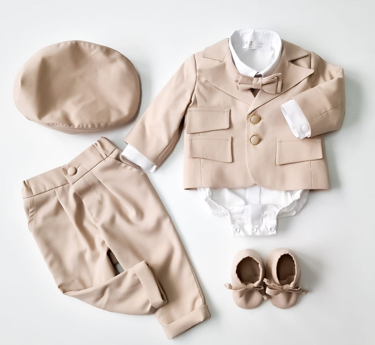 Costumaș botez pentru băieți Edward J. Beige