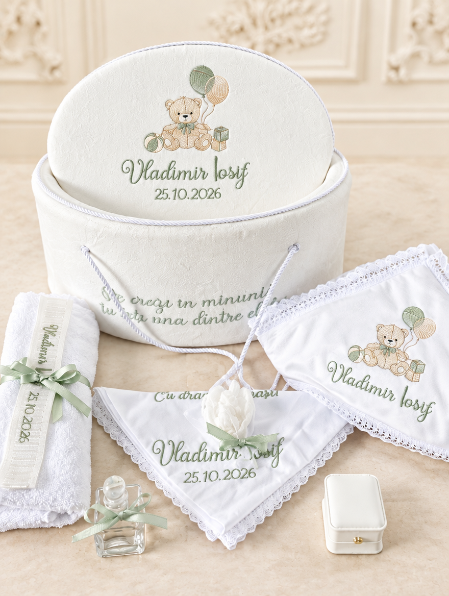 Set complet botez băiat Ursuleț cu Baloane -Vis de catifea  – costumaș, trusou și lumânare personalizată