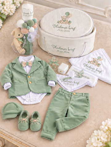 Set complet botez băiat Ursuleț cu Baloane -Vis de catifea  – costumaș, trusou și lumânare personalizată