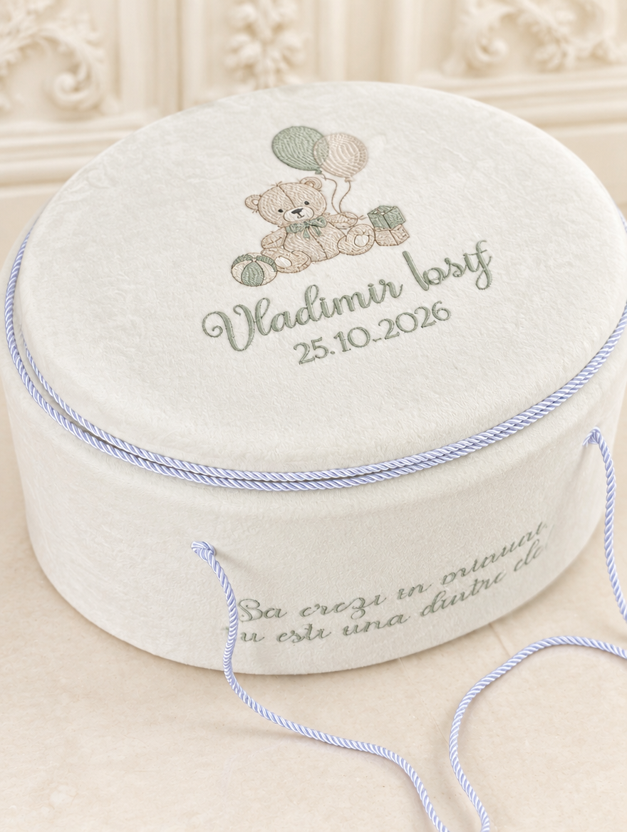 Set complet botez băiat Ursuleț cu Baloane -Vis de catifea  – costumaș, trusou și lumânare personalizată