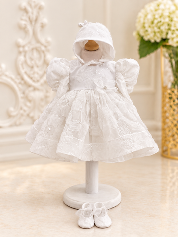 Rochiță de botez Sisi – dantelă florală și paiete delicate