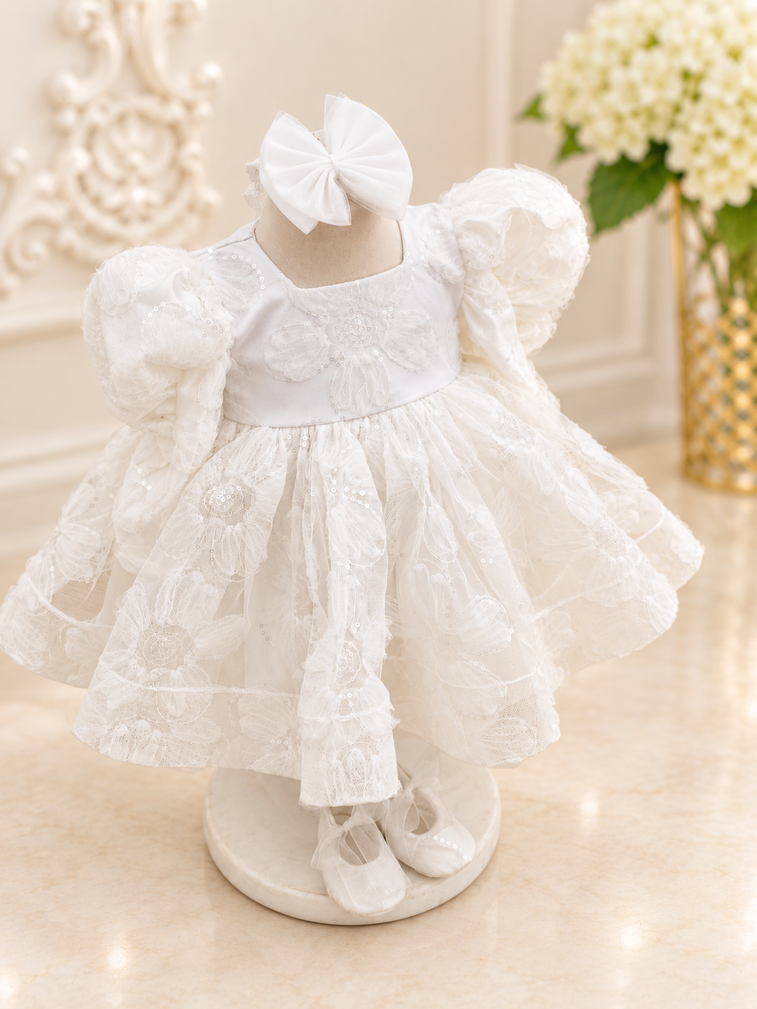 Rochiță de botez Sisi – dantelă florală și paiete delicate