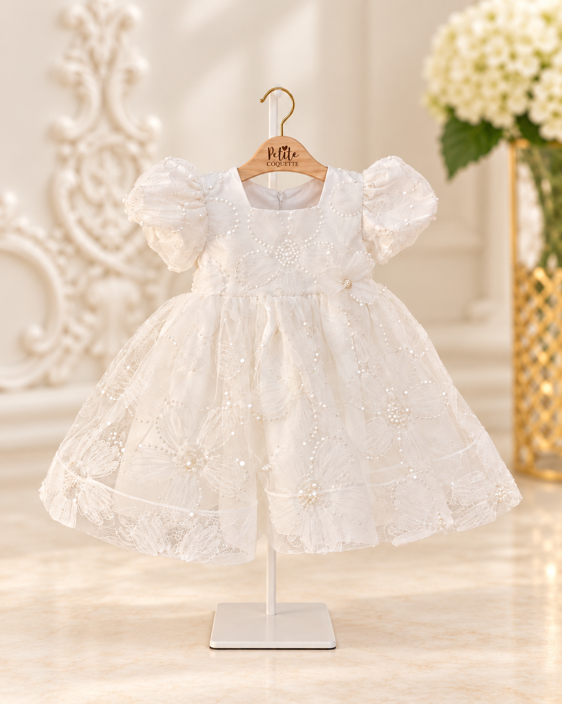 Rochiță de botez Sisi – dantelă florală și paiete delicate