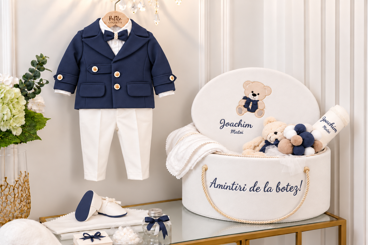 Set complet botez băieți Aaron- cufar buretat cu tematica ursuleț+ costum elegant + lumânare
