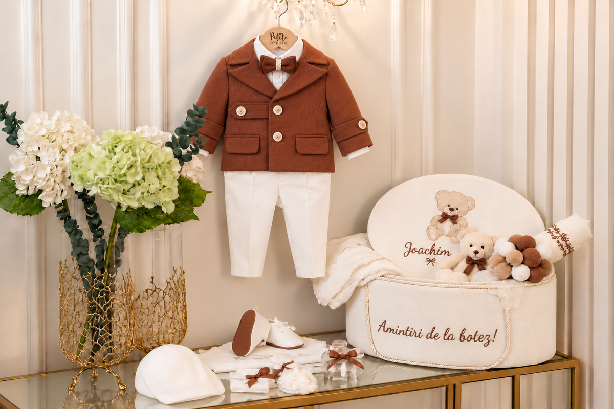 Set complet botez băieți Aaron- cufar buretat cu tematica ursuleț+ costum elegant + lumânare