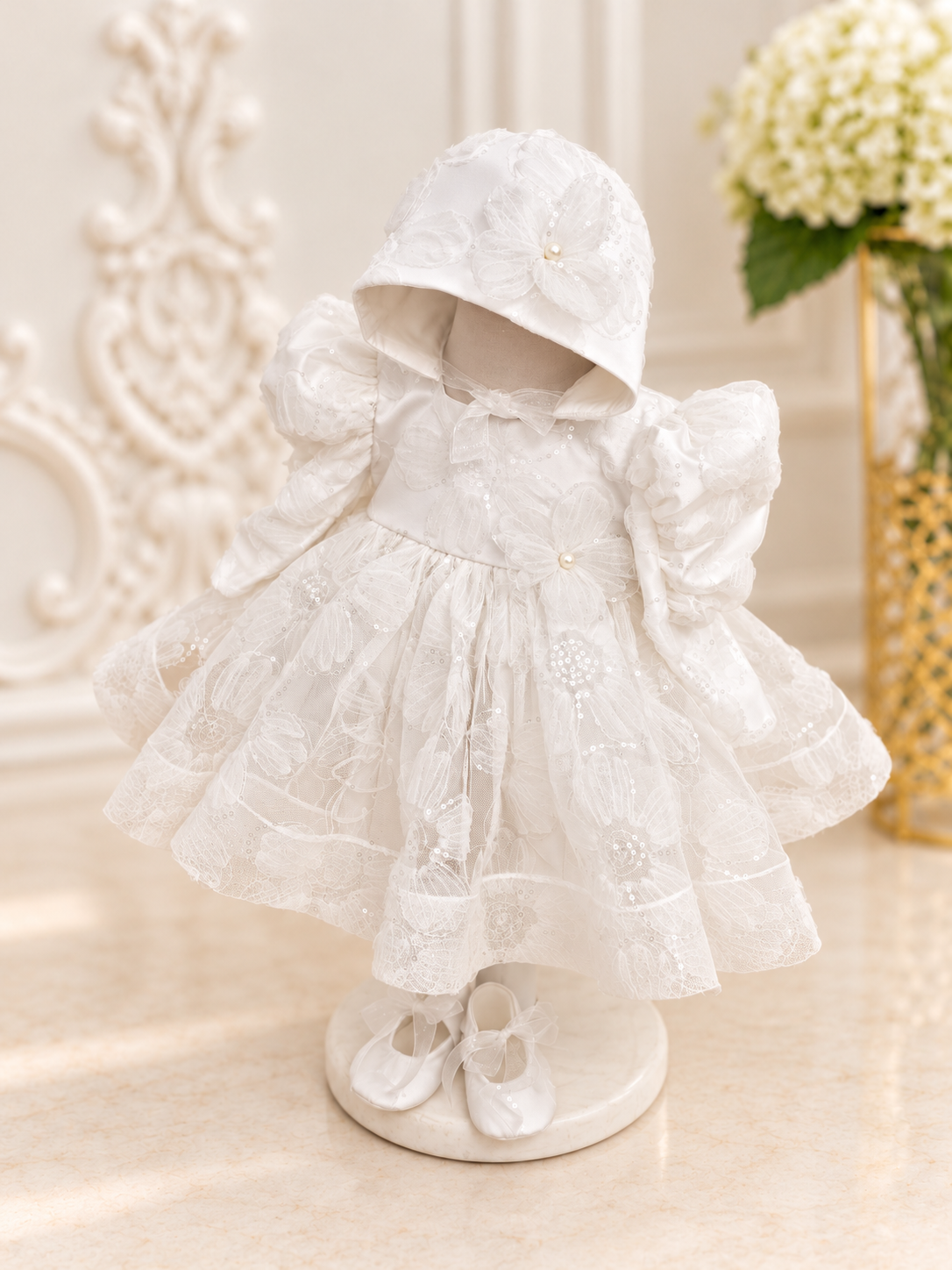 Rochiță de botez Sisi – dantelă florală și paiete delicate