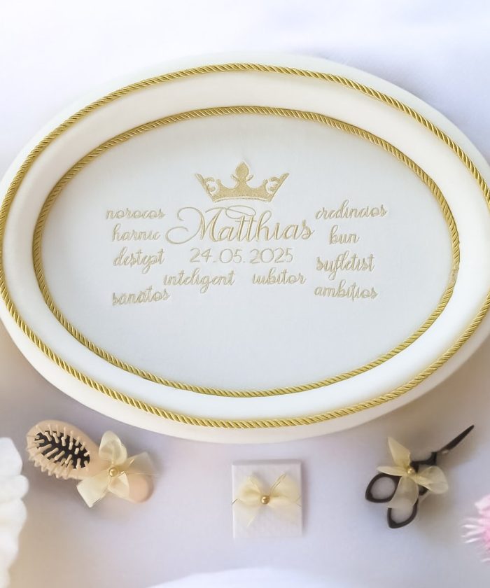 Set tăviță de moț aniversară băiețel personalizată – perie, forfecuță, cutiuță suveniruri, decor alb auriu Petite Coquette
