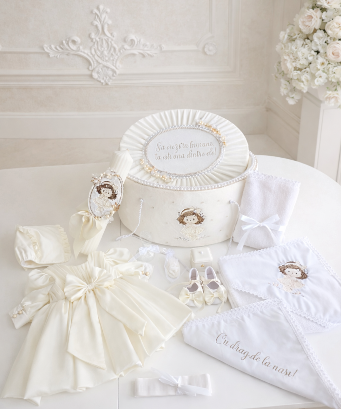 Set de botez fetita Elina – trusou complet cu rochiță, lumânare și cufăr personalizat